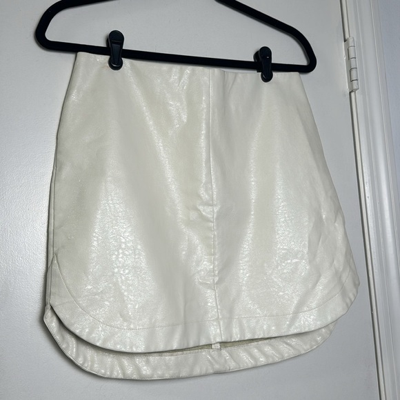 Blush Boutique Off White Pleather Mini Skirt Size Large - Picture 2 of 8
